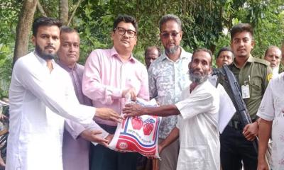 টুঙ্গিপাড়ায় ১০০ বন্যার্ত পরিবারের মাঝে ত্রাণ বিতরণ