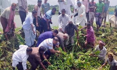তারাকান্দায় খালের জলাবদ্ধতা নিরসনে কচুরিপানা ও আবর্জনা অপসারণ করলেন বিএনপি নেতৃবৃন্দ