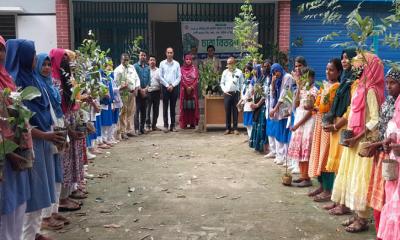 পীরগঞ্জে শিক্ষার্থী ও কৃষকদের মাঝে গাছের চারা বিতরণ