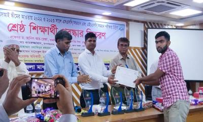 মোল্লাহাটে শ্রেষ্ঠ শিক্ষার্থীদের মাঝে পুরস্কার বিতরণ অনুষ্ঠিত