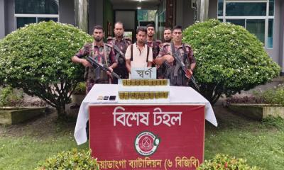 চুয়াডাঙ্গায় ২১টি স্বর্ণের বারসহ পাচারকারী আটক