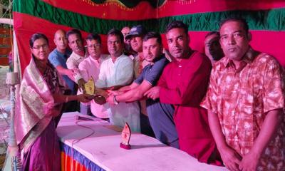 কোটচাঁদপুরে নারীদের উদ্যোগে সফল শারদীয় দূর্গা পূজার জন্য নবারণ মহিলা সংঘ সংবর্ধিত