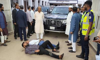 ভোলায় সরকারের তিন উপদেষ্টা অবরুদ্ধ