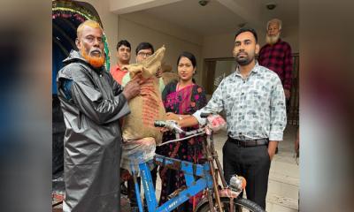 চরভদ্রাসনে প্রাকৃতিক দুর্যোগে ক্ষতিগ্রস্ত রিকশা-ভ্যানচালকদের মাঝে ত্রাণ বিতরণ