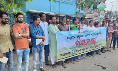 কুষ্টিয়ায় ‘নিরাপদ সড়ক চাই’ (নিসচা)-এর পথসভা ও লিফলেট বিতরণ