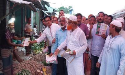 মোরেলগঞ্জে ধানের শীষে ভোট প্রার্থনা করে লিফলেট বিতরণ
