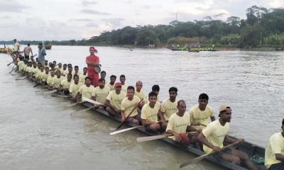 উজিরপুরে ঢাক-ঢোলের তালে তালে প্রাণের উৎসব — ঐতিহ্যবাহী নৌকা বাইচে হাজারো দর্শকের ঢল
