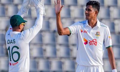 ইনিংস ব্যবধানে জয়ের স্বপ্ন নিয়ে দিন শেষ করলো বাংলাদেশ