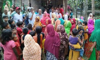 লালপুরে বাড়ি বাড়ি গিয়ে ধানের শীষের ভোট চাইছেন পুতুলের নেতা-কর্মী