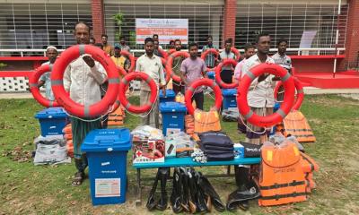 রাঙ্গাবালীতে সমুদ্রগামী জেলেদের মাঝে নিরাপত্তা সরঞ্জাম বিতরণ