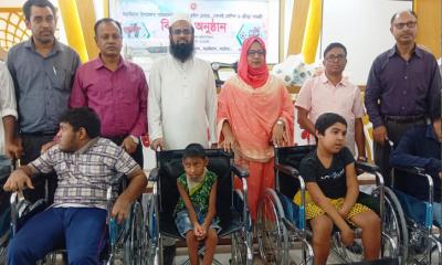বড়াইগ্রামে হুইল চেয়ার, সেলাই মেশিন, বেঞ্চ ও ক্রীড়া সামগ্রী বিতরণ