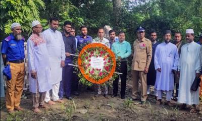 মোরেলগঞ্জে  গণঅভ্যুত্থান দিবস উপলক্ষে শহীদ মাহফুজের কবরে উপজেলা প্রশাসনের পুষ্পমাল্য অর্পণ