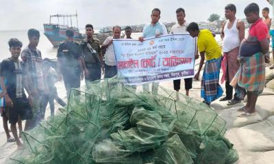 মিরপুরে মা ইলিশ সংরক্ষণ অভিযানে জাল পুড়িয়ে ধ্বংস, নৌকা জব্দ