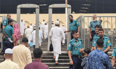 কঠোর নিরাপত্তায় বায়তুল মোকাররমে প্রবেশ করছেন মুসল্লিরা