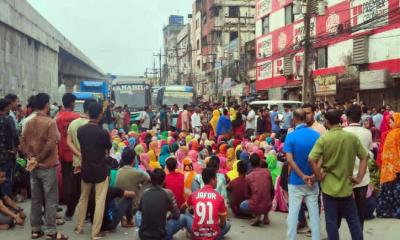 গাজীপুরে বেতন বকেয়ার দাবিতে শ্রমিকদের অবরোধ, দুই মহাসড়কে যান চলাচল বন্ধ