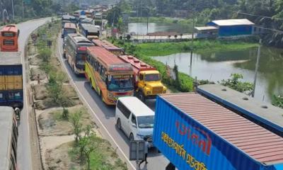 ঢাকা-চট্টগ্রাম মহাসড়কে দীর্ঘ যানজট, দুর্ভোগে যাত্রীরা
