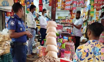 পলাশে দুই বেকারি ও এক মুদি দোকানীকে জরিমানা