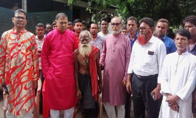 তারাকান্দায় ভাইরাল চুল-দাড়ি কাটা বৃদ্ধের পাশে বিএনপি নেতা মোতাহার হোসেন তালুকদার