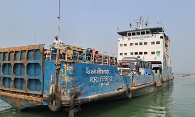 বৈরী আবহাওয়ায় দৌলতদিয়া-পাটুরিয়া নৌরুটে ফেরিসহ সব ধরনের নৌযান চলাচল বন্ধ