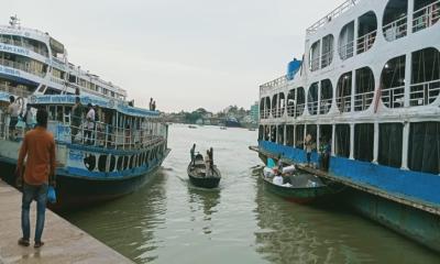 ভোলার ১০ নৌপথে লঞ্চ চলাচল বন্ধ, চরম ভোগান্তিতে যাত্রীরা