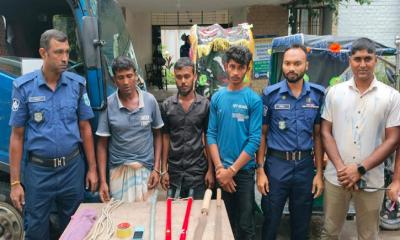 লালমনিরহাটে ডাকাতির প্রস্তুতিকালে পুলিশের অভিযানে তিন ডাকাত গ্রেফতার