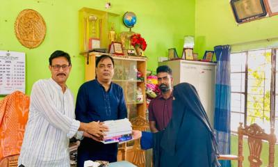 সরাইলে বিএনপি নেতা এস এন তরুণ দে’র পক্ষ থেকে মেধাবী শিক্ষার্থীদের নতুন বই বিতরণ