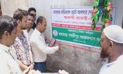 পার্বতীপুরে রক্তযোদ্ধা সংগঠনের মহতী উদ্যোগে বিধবা নারী পেলেন দোকান ঘর