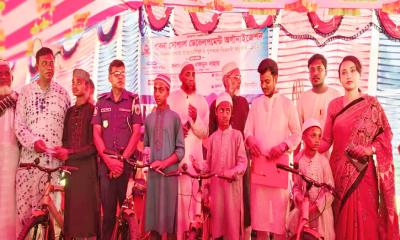 নামাজ পড়ে পুরস্কার পেল ৫৪ শিশু-কিশোর