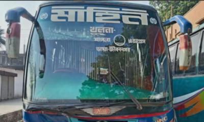 যশোর-চুয়াডাঙ্গা সড়কে বাস চলাচল বন্ধে দুর্ভোগে যাত্রীরা, মালিক সমিতিতে জরুরি সভা