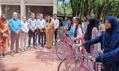 লালপুরে দিনব্যাপী বিভিন্ন প্রকল্প উদ্বোধন, পরিদর্শন ও বাইসাইকেল বিতরণ করেন ডিসি