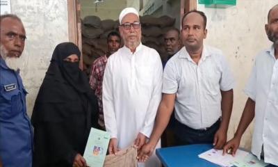 রাজীবপুরে কোদালকাটিতে ভিজিডি কার্ডের চাল বিতরণ