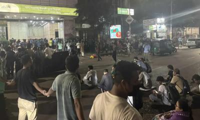 বাংলামোটরে ৪৩তম বিসিএস নন-ক্যাডার চাকরিপ্রার্থীদের সড়ক অবরোধ