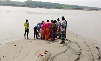 গোদাগাড়ীতে পদ্মা নদীর ধারে গ্যাসের সন্ধান, আগুন দেখে উৎসুক জনতা