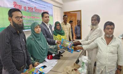 রূপগঞ্জে ক্ষুদ্র ও প্রান্তিক কৃষকদের বিনামূল্যে হাইব্রিড ধান বীজ ও সার বিতরণ