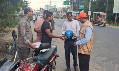 লক্ষ্মীপুরে মটরসাইকেল চালকদের মাঝে হেলমেট বিতরণ