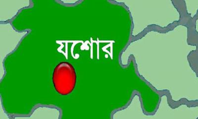 যশোরে ১২টি স্বর্ণের বারসহ চোরাকারবারি আটক