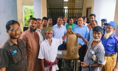 হাতিয়ায় অস্বাভাবিক জোয়ারে ক্ষতিগ্রস্ত ২৫০ পরিবারের মাঝে চাল বিতরণ