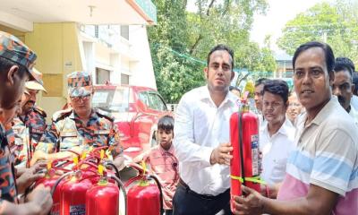 মিরপুরে বিভিন্ন পূজা মন্ডপে অগ্নি নির্বাপক যন্ত্র বিতরণ
