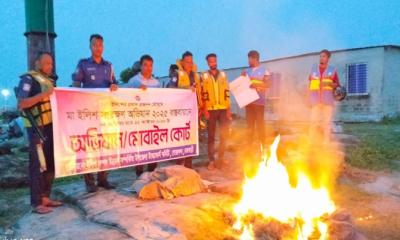 রাজবাড়ীতে মা ইলিশ সংরক্ষণে অভিযান, কারেন্ট জাল জব্দ, দুই জেলেকে জরিমানা