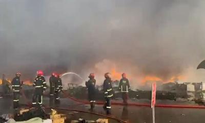৫ ঘণ্টায়ও নিয়ন্ত্রণে আসেনি শাহজালালের কার্গো ভিলেজের আগুন