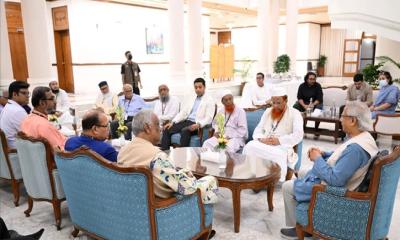 ১৪ রাজনৈতিক দলের সঙ্গে বৈঠকে প্রধান উপদেষ্টা
