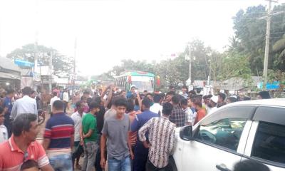 ফরিদপুরে বাসস্টাফদের অসদাচরণের প্রতিবাদে শিক্ষার্থীদের সড়ক অবরোধ