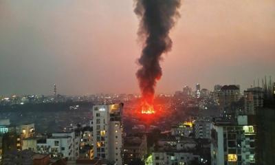 ৩০ মিনিট পার হয়ে গেলেও  ফায়ার সার্ভিস পৌঁছাতে পারেনি