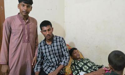 বাউফলে ফুটবল খেলাকে কেন্দ্র করে শিক্ষার্থীকে ছুরিকাঘাত, পুলিশসহ আহত ২