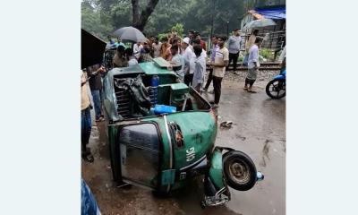 বোয়ালখালীতে রেলের ধাক্কায় দুমড়েমুচড়ে গেল দুই সিএনজি