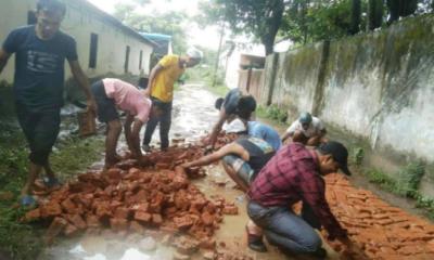 বোয়ালখালীতে এলাকাবাসীর উদ্যোগে সড়ক সংস্কার শুরু
