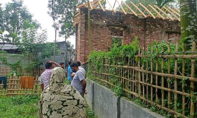 পীরগঞ্জে পৌর নিয়ম উপেক্ষা করে বাড়ি নির্মাণ, প্রতিবাদ করায় হুমকি
