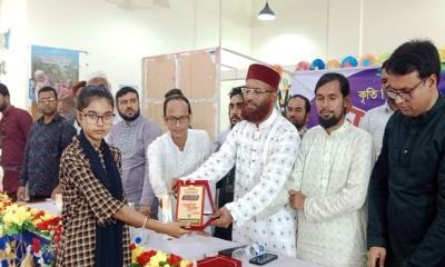 মোংলায় কৃতি শিক্ষার্থীদের সংবর্ধনা ক্রেস্ট দিয়েছে ছাত্রশিবির