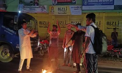 আহত নুরের প্রতিবাদে চাঁপাইনবাবগঞ্জে সড়ক অবরোধ ও বিক্ষোভ মিছিল ছাত্র অধিকার পরিষদের