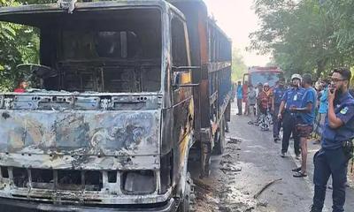 পদ্মা সেতুর সামনে এক্সপ্রেসওয়ে অবরোধ করে ট্রাকে আগুন, ককটেল বিস্ফোরণ